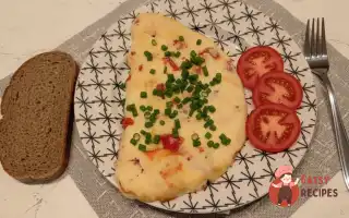 Омлет із томатами та сиром у мультипекарі