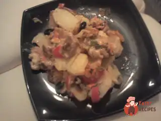 М'ясо з овочами під вершково-сирним соусом