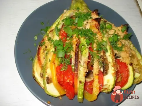 Кабачковий віяло з куркою та овочами