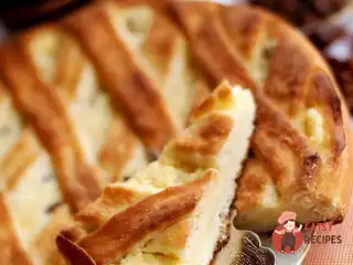 Пиріг з сиром та родзинками