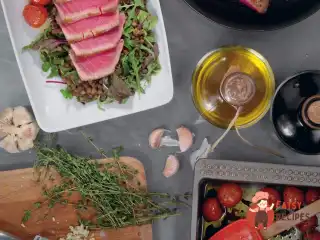 Тунець з сочевицею та руколою