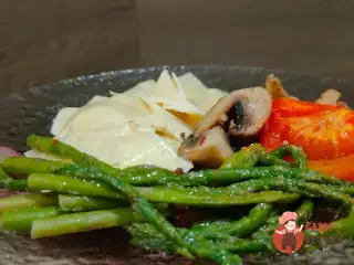 Макарони (сочини) зі спаржею, грибами та помідором