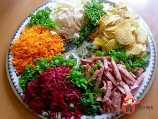 Овочевий салат із копченою ковбаскою