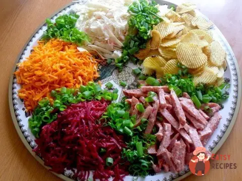 Овочевий салат із копченою ковбаскою
