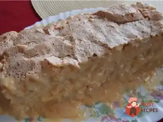 Безе-торт з лимонним кремом та горіхами