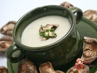 Яєчний суп із грибів шиїтаке