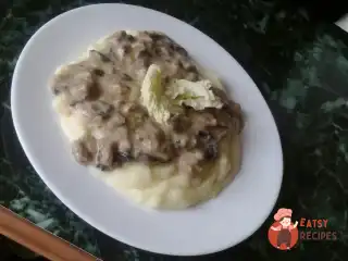 Вершкова яловичина з лісовими грибами