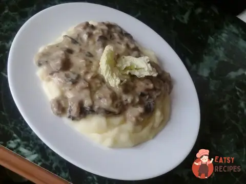 Вершкова яловичина з лісовими грибами
