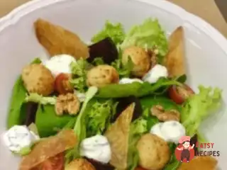 Теплий салат з курячими крокетами, буряками та чіпсами з курячої шкіри