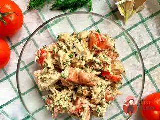 Салат з курячою грудкою та томатами