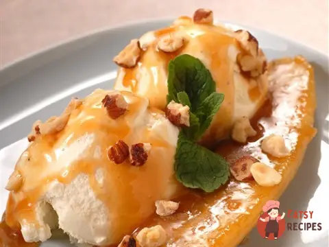 Карамелізовані банани з ромовим соусом та горіхами