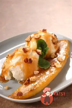 Карамелізовані банани з ромовим соусом та горіхами