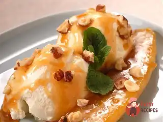 Карамелізовані банани з ромовим соусом та горіхами