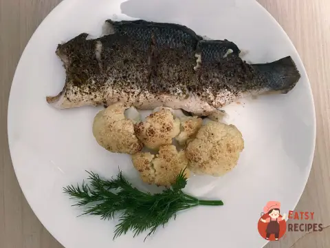 Сибас з капустою запечений в духовці.