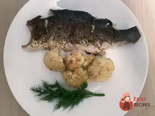 Сибас з капустою запечений в духовці.