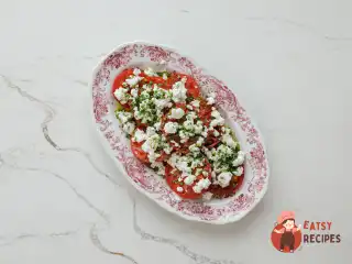 Томати з фетою та соусом вінегрет