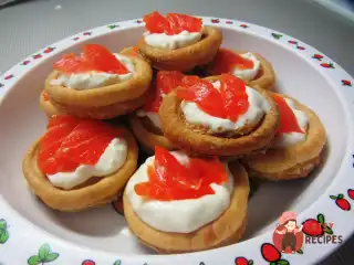 Тарталетки з вершковим сиром та слабосоленою рибою