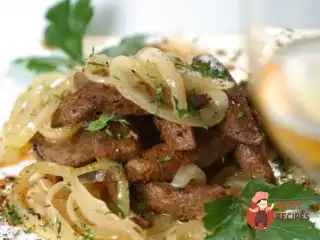 Печене філе яловиче з карамелізованою цибулею і кремом з хрону