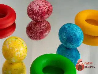 Фарбовані яйця в рисі