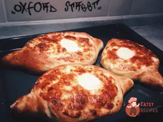 Хачапурі по-аджарськи з сиром сулугуні та яйцем