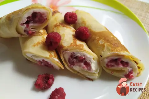 Млинці з вершковим сиром і малиною