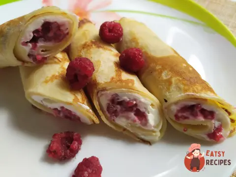 Млинці з вершковим сиром і малиною