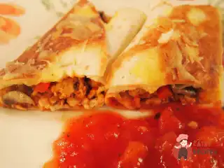 Кесаділля з куркою та грибами