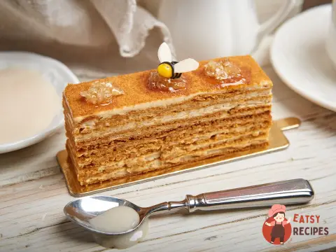 Медовик із стільниками