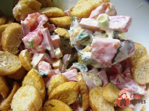 Салат з помідором, копченим сиром та сухариками.