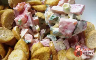 Салат З Помідором, Копченим Сиром Та Сухариками.
