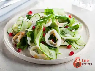 Теплий кальмар із зеленим салатом