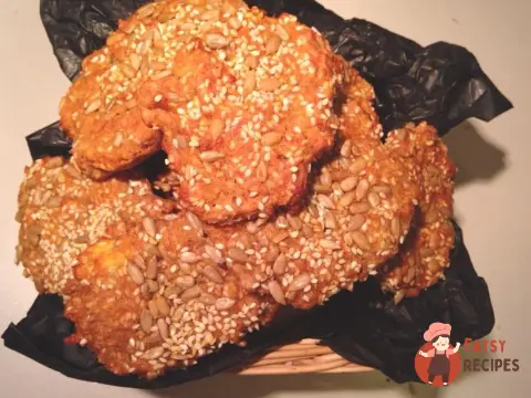 Коржики з кунжутом, насінням і сиром на сироватці