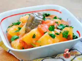 Тушкована картопля з морквою та спеціями