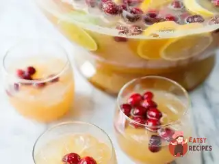 Святковий пунш з цитрусових, рому та амаретто.