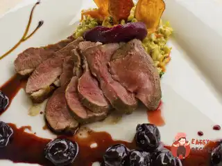 Качина грудка з вишневим соусом