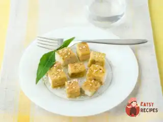 Теплий тофу під гострим соусом з часником.