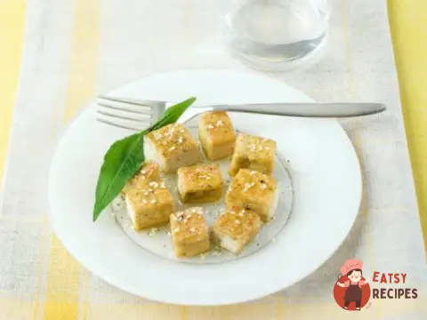 Теплий тофу під гострим соусом з часником.