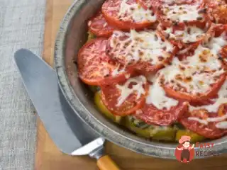 Свинина запечена під шубою з перців та помідорів.