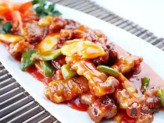 Свинина з персиками у соєвому соусі зі спеціями.