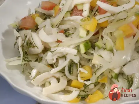 Cалат з кальмарами та маринованою цибулею