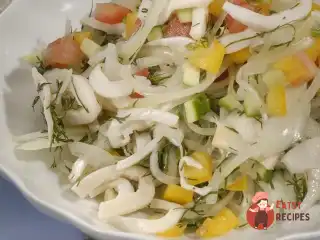 Cалат з кальмарами та маринованою цибулею