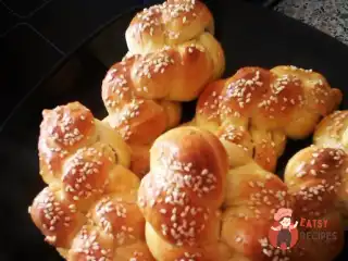 Плетені булочки з кунжутом