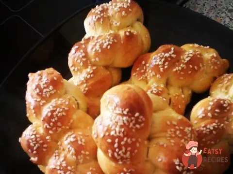 Плетені булочки з кунжутом