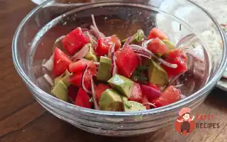 Салат з помідорів, авокадо та червоної цибулі