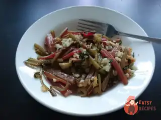 Печене бурякове листя з часником і петрушкою