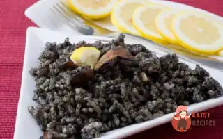 Кальмар У Чорнилі З Рисом