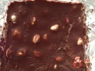 Домашній шоколад з мигдалем та кокосом