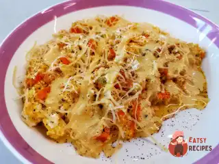 Томатно-цибулевий скрембл із сиром