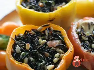 Овочі, фаршировані кедровими горіхами та диким рисом