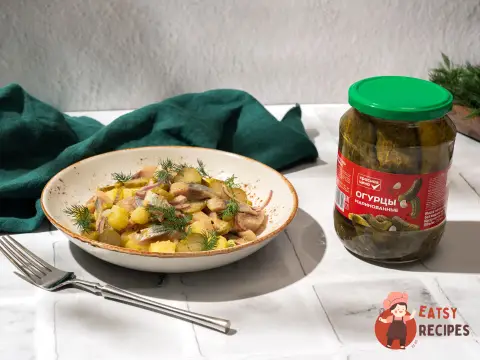 Салат з оселедцем і мариновані огірки